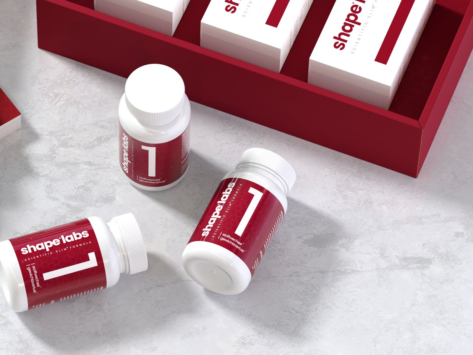 Drei echte shape labs ONE Dosen liegen vor einer ge&ouml;ffneten Vorratsbox mit weiteren verpackten Dosen